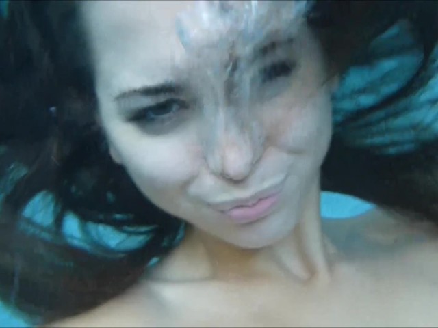 Riley Reid Goes Swimming Nude 