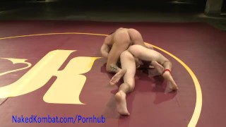 2 Hotties Battle It Out In The Ring