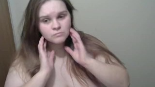 Teen brush and fix her hair naked in bathroom and play for cam