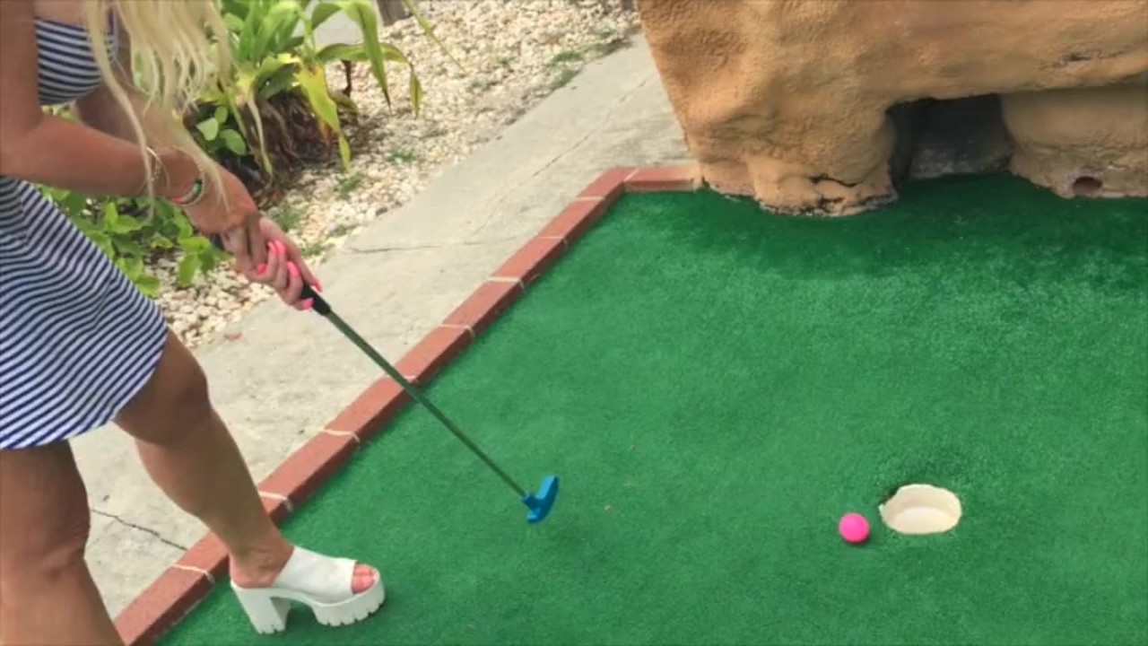 Public Exposed Hot blonde playing PUTT PUTT