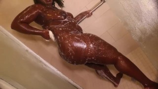 SuperHot : Poizon Ivy gives Don Whoe head in the shower