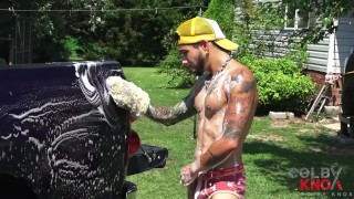 Draven Jerks and Fingers himself in the sun