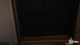 Парень трахает коврик в подъезде