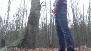 I love to pee in public