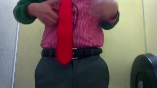 Masturbandome rico en un baño público
