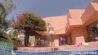 Busty blondes Alix & Cherie go skinny dipping