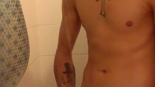 bel twink in doccia con il suo cazzone