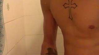 bel twink in doccia con il suo cazzone