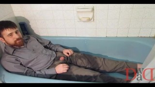 Thedudewhosadude pisses on water-resistant work clothes