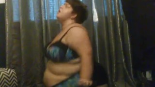 Cinni twerks in her fatkini