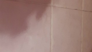 Voilà une vidéo sous ma douche ou je me branle