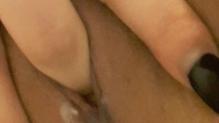 Buceta bonita goza depois de ser esfregada