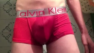 Писает в трусы