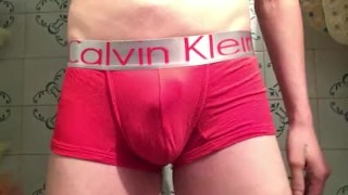 Писает в трусы