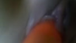 Rica cogida con la zanahoria