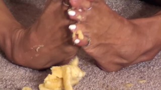 Female Bodybuilder Goes Bananas @ clips4sale/studio/42900