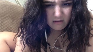 WEBCAM GIRL MAGGIE RIDING, SUCKING, AND FUCKING WHILE WATCHING PORN