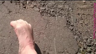 Weiße Sneaker Socken in der Pfütze