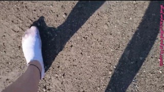 Weiße Sneaker Socken in der Pfütze