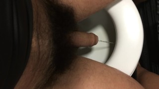 je pisse assis sur la cuvette