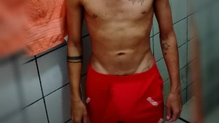 Magrinho Piricurudo Balançando o Cassete Mole no Shorte