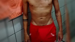 Magrinho Piricurudo Balançando o Cassete Mole no Shorte