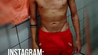 Magrinho Piricurudo Balançando o Cassete Mole no Shorte