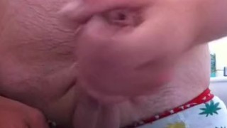 bi chav lad pissing pants in the bath