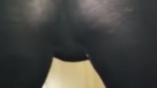 sexy joven amateur con leggins moviendo el culo para que tu pagues