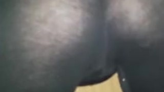 sexy joven amateur con leggins moviendo el culo para que tu pagues