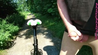 Geil beim Fahrradfahren in Feinstrumpfhose