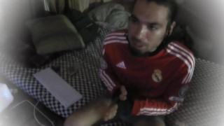 Chico se traga su propia esperma en un show de webcam