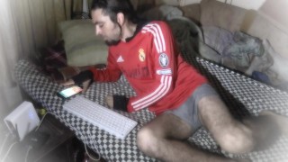 Chico se traga su propia esperma en un show de webcam