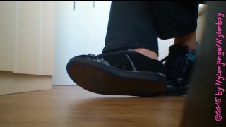 Nylonfüße in alten Sneaker ** Foot Fetish **