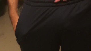 Hombre grabándose mostrando su rico bulto en short