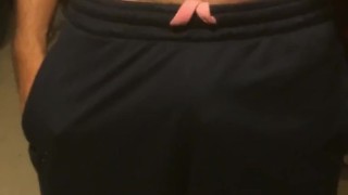 Hombre grabándose mostrando su rico bulto en short