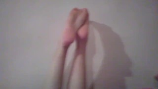 Cutie playing with her feet & cumshot on soles