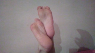 Cutie playing with her feet & cumshot on soles
