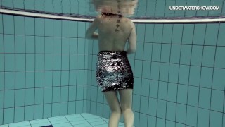 Loris blackhaired swirling in the pool