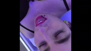 Sophie Ice est une salope urophile qui se pisse dessus la bouche ouverte
