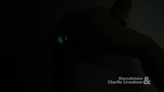 Le gode qui brille dans la nuit et dans son cul So Dildo