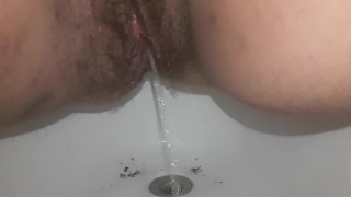 Sarettahot pissing nel bidet