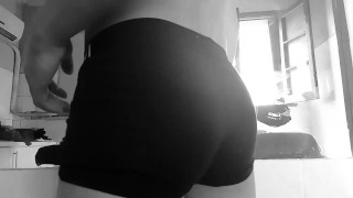 Papi moviendo el culo rico