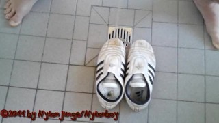 Sneaker bepissen