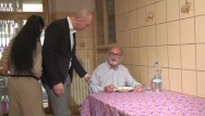 Badante si fa scopare davanti al vecchio pappone