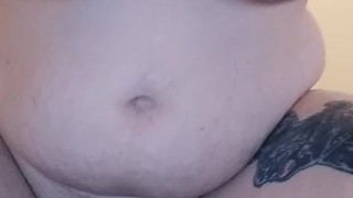 Tattooed BBW stretches pussy