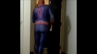 spider cums in hotel hall