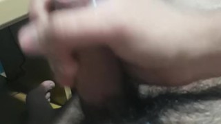 Joven latino masturbándose y sacando mucha leche.