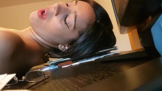 jefa dominante se folla al empleado