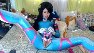 DVA COSPLAY PLAYING WITH HER PUSSY AND LICKING THE MEKA